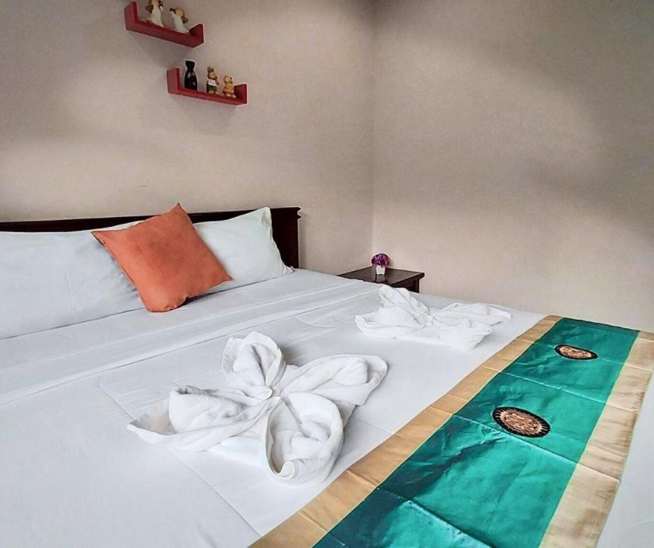 Baanloksouylokchay Hotel HHQ Quarto foto